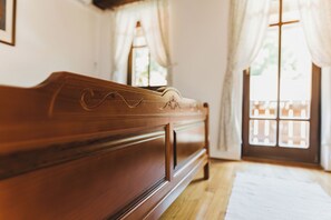 Schreibtisch, laptopgeeigneter Arbeitsplatz, kostenloses WLAN