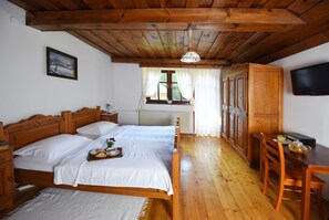 Schreibtisch, laptopgeeigneter Arbeitsplatz, kostenloses WLAN