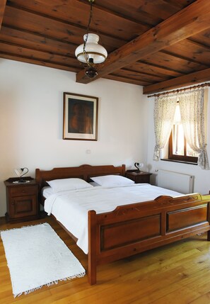 Camera Deluxe con letto matrimoniale o 2 letti singoli, balcone, vista giardino | 1 camera, una scrivania, postazione laptop, Wi-Fi gratuito