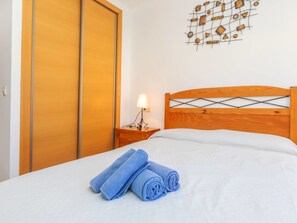 2 chambres, bureau, fer et planche à repasser, accès Internet