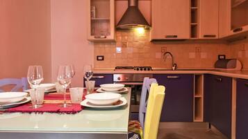 Fridge, oven, dishwasher, cookware/dishes/utensils