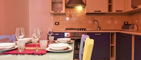 Fridge, oven, dishwasher, cookware/dishes/utensils