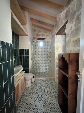 Hårføner, bidé, håndklær og såpe