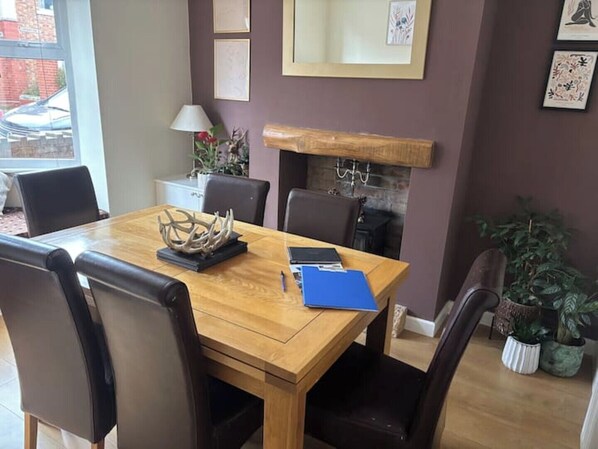 Dining - Riverside Town within easy reach of Cotswold Villages. Family friendly (Evesham)