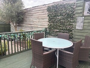Outdoor dining - Riverside Town within easy reach of Cotswold Villages. Family friendly (Evesham)