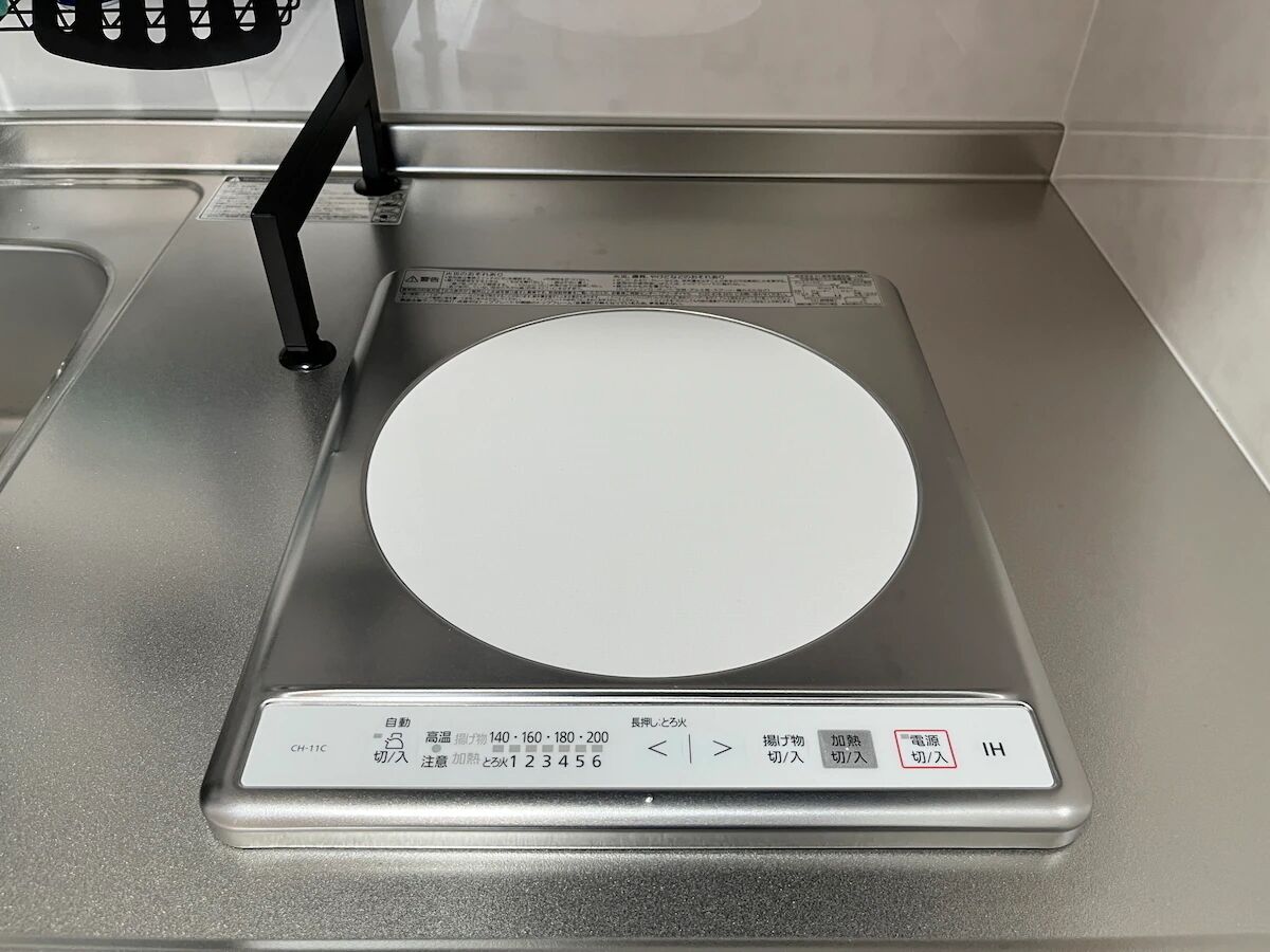 Una balanza de cocina con pantalla digital y botones.