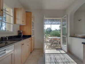 Een koelkast, een microgolfoven, een oven, een vaatwasser