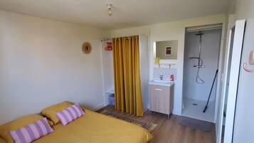 1 habitación, escritorio, tabla de planchar con plancha y cuna de viaje