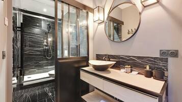 Douche, sĂšche-cheveux, serviettes fournies, shampoing