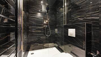 Douche, sĂšche-cheveux, serviettes fournies, shampoing