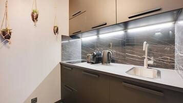 Réfrigérateur, micro-ondes, plaque de cuisson, cafetiÚre/bouilloire