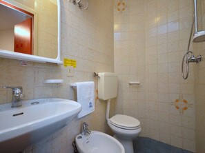 Shower - Cozy apartment in a central location by Beahost Rentals (Bibione)