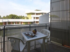Outdoor dining - Cozy apartment in a central location by Beahost Rentals (Bibione)