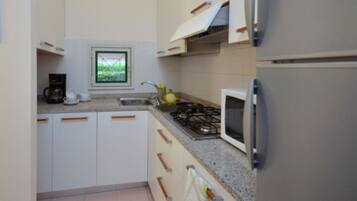 KylskÄp, mikrovÄgsugn, spishÀll och kaffe- och tebryggare