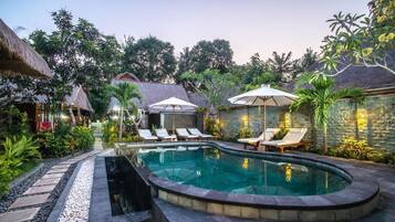 Una piscina al aire libre