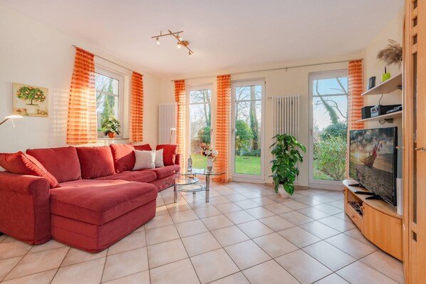 Televisión, reproductor de DVD, estéreo