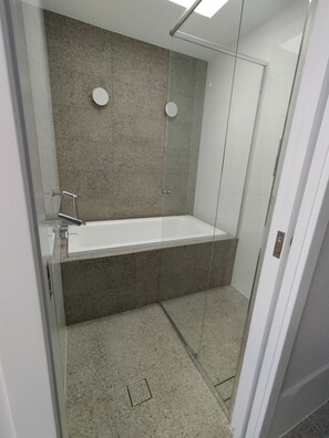 Dusche, Haartrockner, Handtücher, Seife