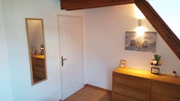 4 habitaciones, tabla de planchar con plancha, wifi y ropa de cama