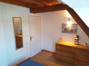 4 bedrooms, iron/ironing board, WiFi, bed sheets