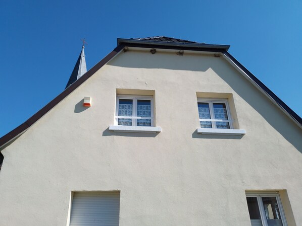 A building with two windows and a chimney. - Accommodations near Colmar—ideal for a vacation (Widensolen)