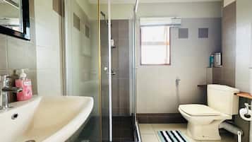 Shower, jetted bath, hair dryer, towels