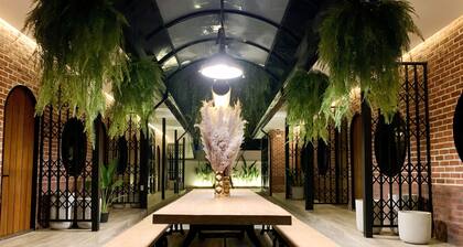 11 Bedrooms city courtyard villa in the center of Bangkok.