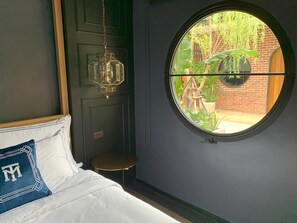 11 chambres, coffres-forts dans les chambres, bureau