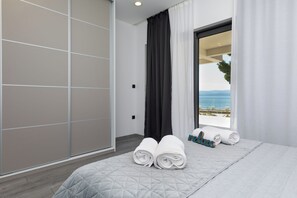 2 bedrooms, iron/ironing board, WiFi, bed sheets - Deluxe apartment with big terrace,sea view and shared swimming pool (Mimice)