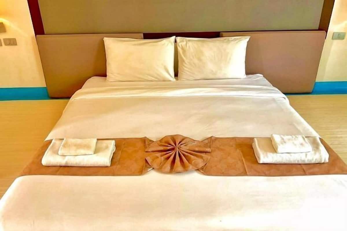 Minibar, in-room safe, iron/ironing board, free WiFi