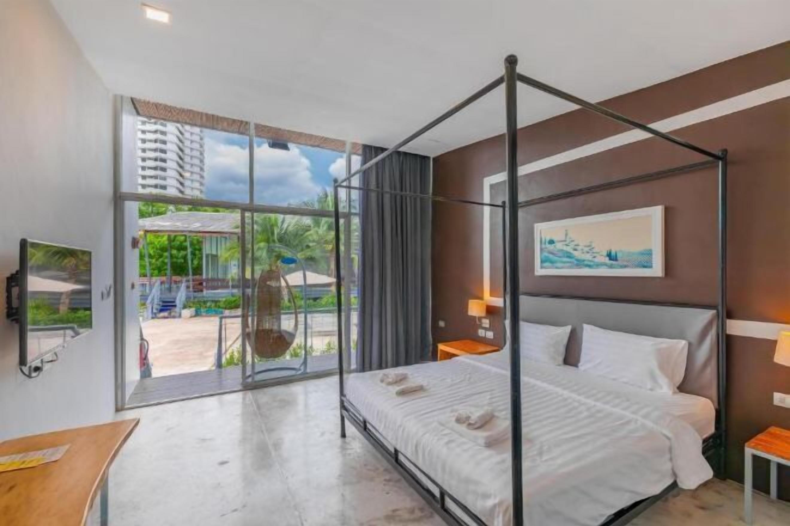 Minibar, in-room safe, desk, laptop workspace