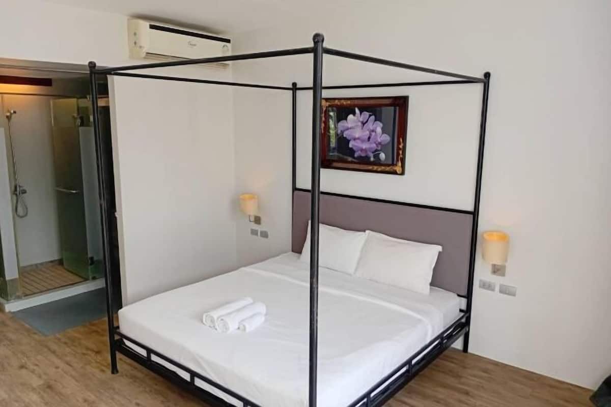 Minibar, in-room safe, iron/ironing board, free WiFi