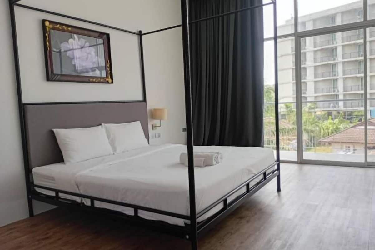 Minibar, in-room safe, iron/ironing board, free WiFi