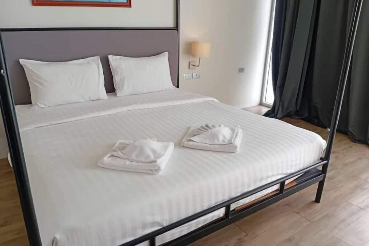 Minibar, in-room safe, iron/ironing board, free WiFi