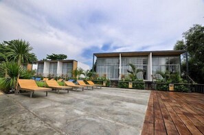 Vista frontal de la propiedad