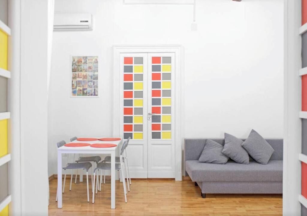 City appartement | Woonruimte | Een flatscreentelevisie