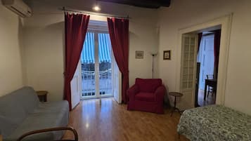 Apartamento clásico | Zona de estar | Una televisión de pantalla plana