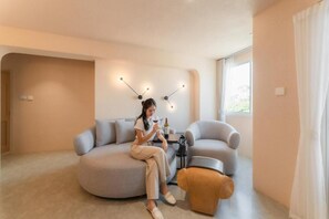 Suite, City View | Living area | TV - Mai Hotel (Chiang Mai)