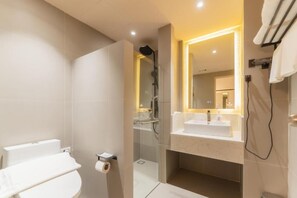 Phòng Deluxe | Phòng tắm | Máy sấy tóc, dép đi trong nhà, khăn tắm, xà phòng 
