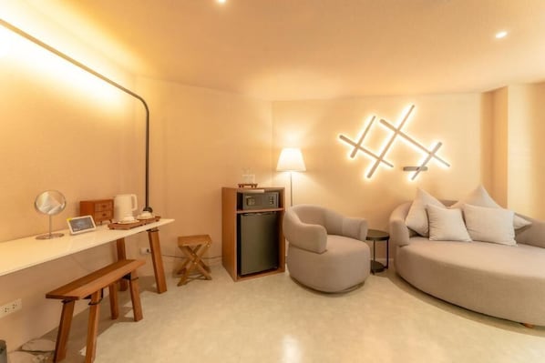Suite Mountain View with bathtub | Wohnbereich | Fernseher