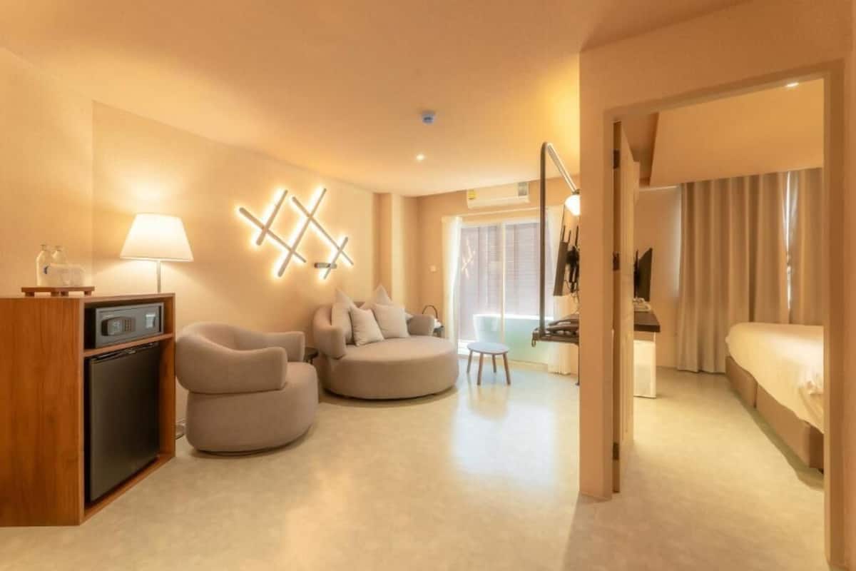 Suite, Mountain View | Living area | TV