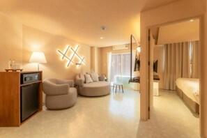 Suite Mountain View with bathtub | Area keluarga | TV