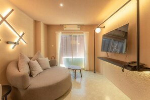 Suite, uitzicht op bergen | Woonruimte | Televisie