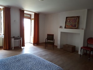 2 makuuhuonetta, silitysrauta/-lauta, ilmainen Wi-Fi, vuodevaatteet