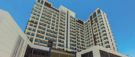Un immeuble de grande hauteur doté de nombreux balcons et présentant un design architectural moderne.