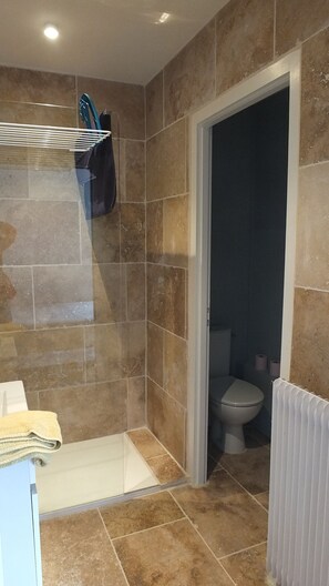 Dusche, Haartrockner, Handtücher, Toilettenpapier