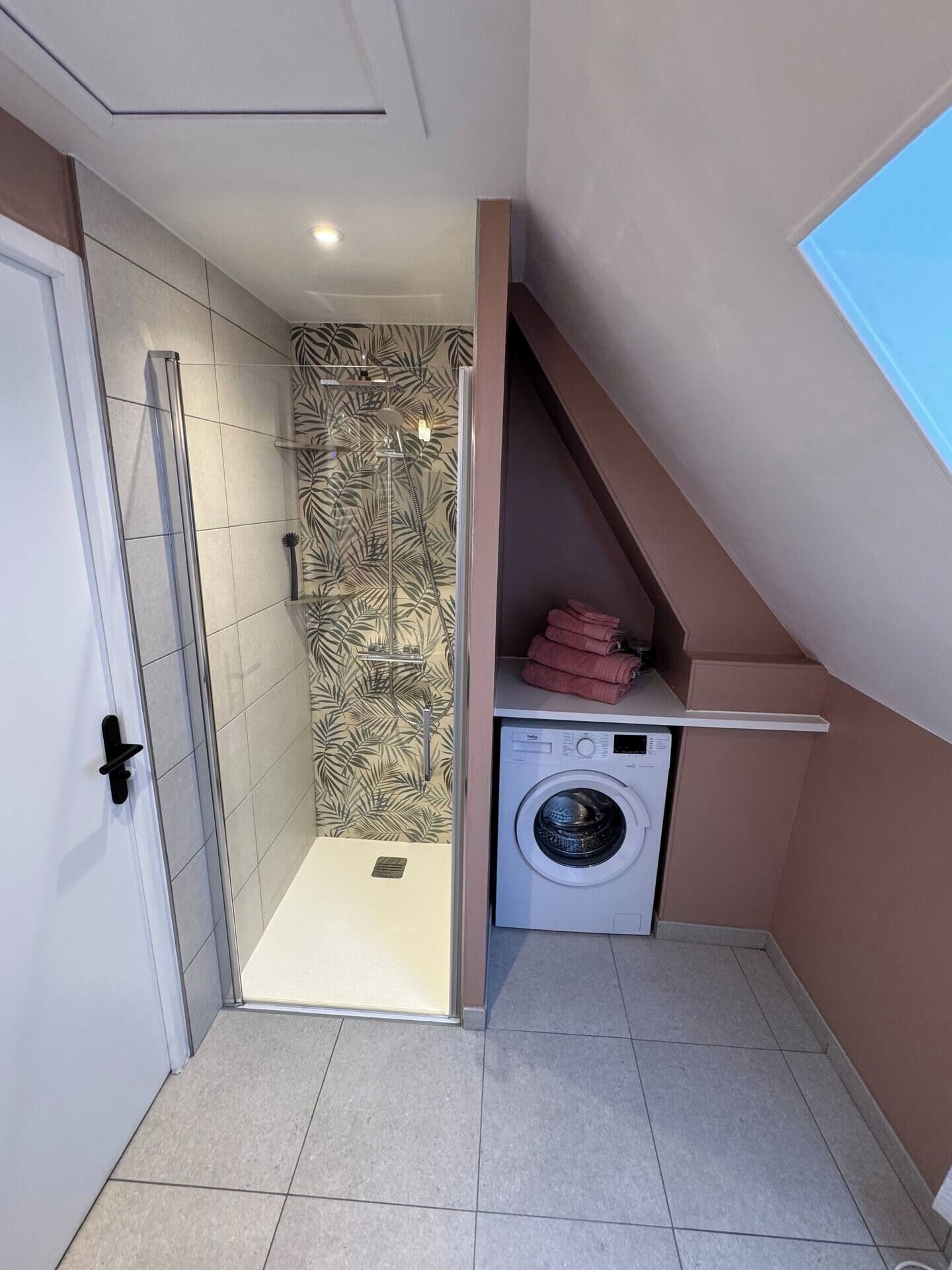 Dusche, Haartrockner, Handtücher, Toilettenpapier