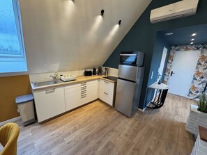 Kylskåp, mikrovågsugn, ugn och spishäll