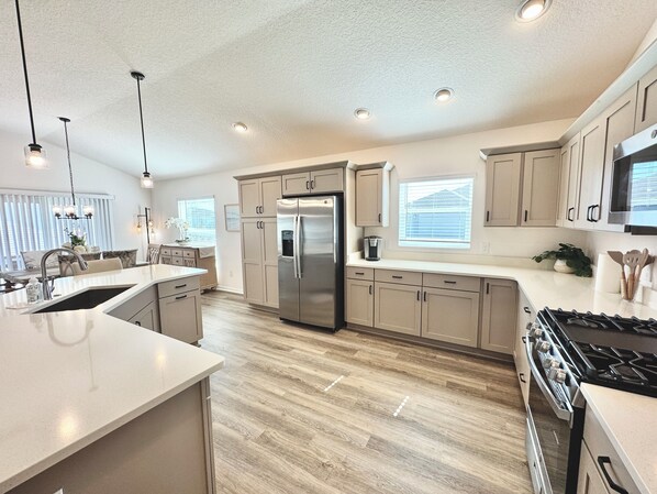 Geladeira, micro-ondas, fogão, cooktop