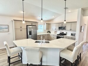 Geladeira, micro-ondas, fogão, cooktop