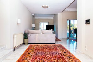 Smart TV, lareira, livros, aparelho de som